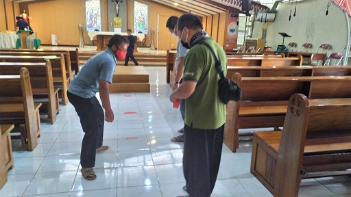 pemasangan  penanda antrian  komuni--